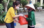 Tặng gạo và trứng cho người khó khăn do Covid-19