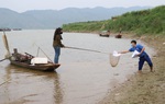 Những “shipper áo xanh” thầm lặng mang bài đến tận nhà cho học sinh miền núi