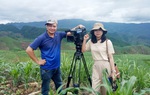 Nữ nhà báo không ngại hiểm nguy khi tác nghiệp trong mùa dịch Covid-19