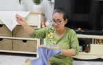 Người phụ nữ khuyết tật "phải lòng" tranh thêu tay từ khi 15 tuổi