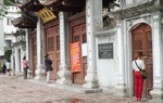 Nhiều đền chùa ở Hà Nội vẫn đóng cửa, người dân đứng ngoài khấn vái