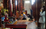 Vẫn có đền chùa ở Hà Nội mở cửa, nhiều người đến lễ không đeo khẩu trang, đứng gần nhau