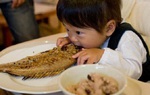 Con bị hóc xương cá, mẹ xử lý theo cách sau đây, bác sĩ cũng phải khen ngợi