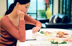 Vợ luôn tất bật mưu sinh còn chồng lúc nào cũng phơi phới