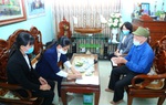 Hà Nam: Cán bộ xã đến tận nhà chi trả gói hỗ trợ an sinh 62 nghìn tỷ cho người cao tuổi
