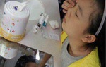 Mắt con dính chặt vì nhỏ nhầm keo 502, bố vơ vội lọ nước đổ thêm vào