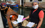 Phụ nữ Venice giao nhu yếu phẩm bằng thuyền trong thời gian cách ly Covid-19