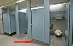 Vì sao cửa toilet công cộng luôn để hở? Lý do nói ra sẽ khiến bạn bất ngờ
