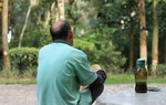 Nỗi khổ của những gia đình có cha mẹ già không hiểu gì về Covid 