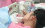Thấy hành động lạ của bác sĩ, sản phụ cáu kỉnh: “Đứa trẻ ra rồi, bác còn làm gì vậy?”