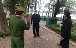 Hà Nội: Hai người câu cá, một người bán hoa bị xử phạt vì "ra đường không chính đáng"