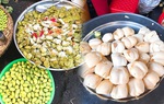 Lạc trong "thiên đường ăn vặt" chợ Châu Đốc, An Giang