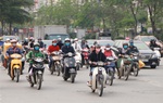Người dân Hà Nội nườm nượp ra đường dù vẫn đang cách ly