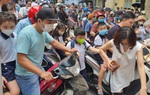 Ngày đầu trẻ đi học trở lại: Phụ huynh đón con như đi đánh trận