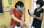 Giáo viên, phụ huynh vệ sinh lớp học để đón học sinh quay lại trường