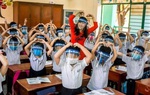 Chủ tịch Hà Nội: "Không chia giờ học, học sinh không cần đeo tấm chắn giọt bắn"