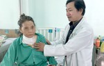 Nữ bệnh nhân suy hô hấp do đắp thuốc thầy lang chữa bướu giáp