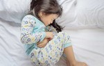 Con giả vờ đau bụng vì sợ đi học lớp 1 