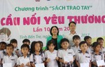 Sách giáo khoa tới tay trẻ em xã nghèo ở Bến Tre