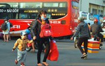 Đủ mọi cung bậc cảm xúc trong dòng người dắt díu nhau về quê ăn Tết