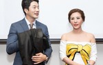 Hoa hậu Thu Hoài tặng áo dài Lãnh Mỹ A cho Kwon Sang Woo