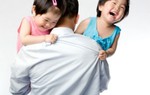 Nhắc con gái chốt cửa phòng khi mẹ vắng nhà