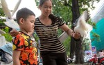 'Bạn thân' của hàng trăm con chim câu trước Nhà thờ Đức Bà
