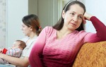 Sai lầm khi khuyên con gái chịu đựng chồng gia trưởng 
