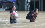 Hà Giang: Mưa lũ làm 2 người chết, sĩ tử vất vả đến phòng thi THPT