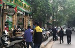 Vỉa hè để xe, đi bộ xuống lòng đường