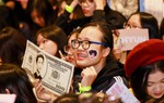 Fans nữ “phát cuồng” khi nhóm nhạc Hàn Quốc NCT 127 đến Việt Nam