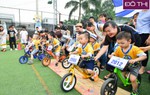 Hàng trăm em nhỏ đua xe thăng bằng Cua-rơ Nhí