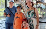 Dạy con sống yêu thương qua việc tặng quà trung thu cho người vô gia cư ở Hà Nội