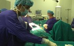 Nam thanh niên tự cắt 'của quý' thành 3 phần 