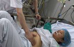 Sau bữa nấm tươi, cả nhà nhập viện, 2 người nguy kịch