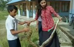 Nữ giáo viên dùng tay không bắt con trăn dài 2 mét bò vào trường