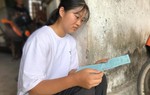 Mẹ ung thư nghẹn ngào khi con gái phải gác lại giấc mơ vào đại học