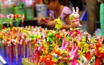 Cùng bạn bè nước ngoài tập nặn tò he
