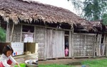 Xót xa bé gái lớp 1 làm chỗ dựa cho cha mẹ