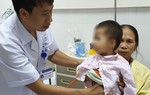 Uống nhầm dầu hỏa, bé 20 tháng tuổi bị viêm phổi