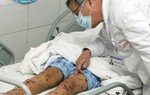 Sự nguy hiểm của bệnh viêm não mô cầu thiếu nữ mắc, 14 người phải cách ly