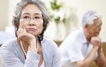 Sắp về hưu, chồng lộ bí mật có 2 con gái riêng