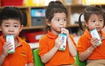 TPHCM triển khai chương trình Sữa học đường tại 10 quận, huyện