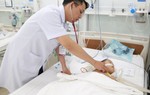 Bé 3 tuổi bị viêm phổi vì uống nhầm dầu hỏa