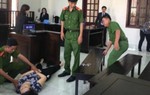 Bảo mẫu đánh tím mặt bé gái 5 tuổi ngất xỉu khi nghe tòa tuyên án