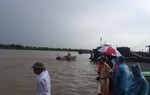Tiếp tục tìm kiếm chủ nhà nghỉ nghi bị chồng sát hại, phi tang xuống sông Hồng