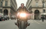 Fan nữ thót tim xem Tom Cruise tự diễn cảnh hành động mạo hiểm ở tuổi 56