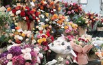 Thị trường ngày 20/11: Hoa tươi, quà tặng bạt ngàn, sức mua vẫn kém 