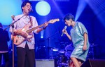 Hà Trần ngẫu hứng ‘đốt’ sân khấu cùng nhóm nhạc Ngọt