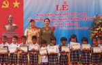 Hội Phụ nữ Công an tỉnh Quảng Ngãi ‘Đồng hành cùng trẻ đến trường’